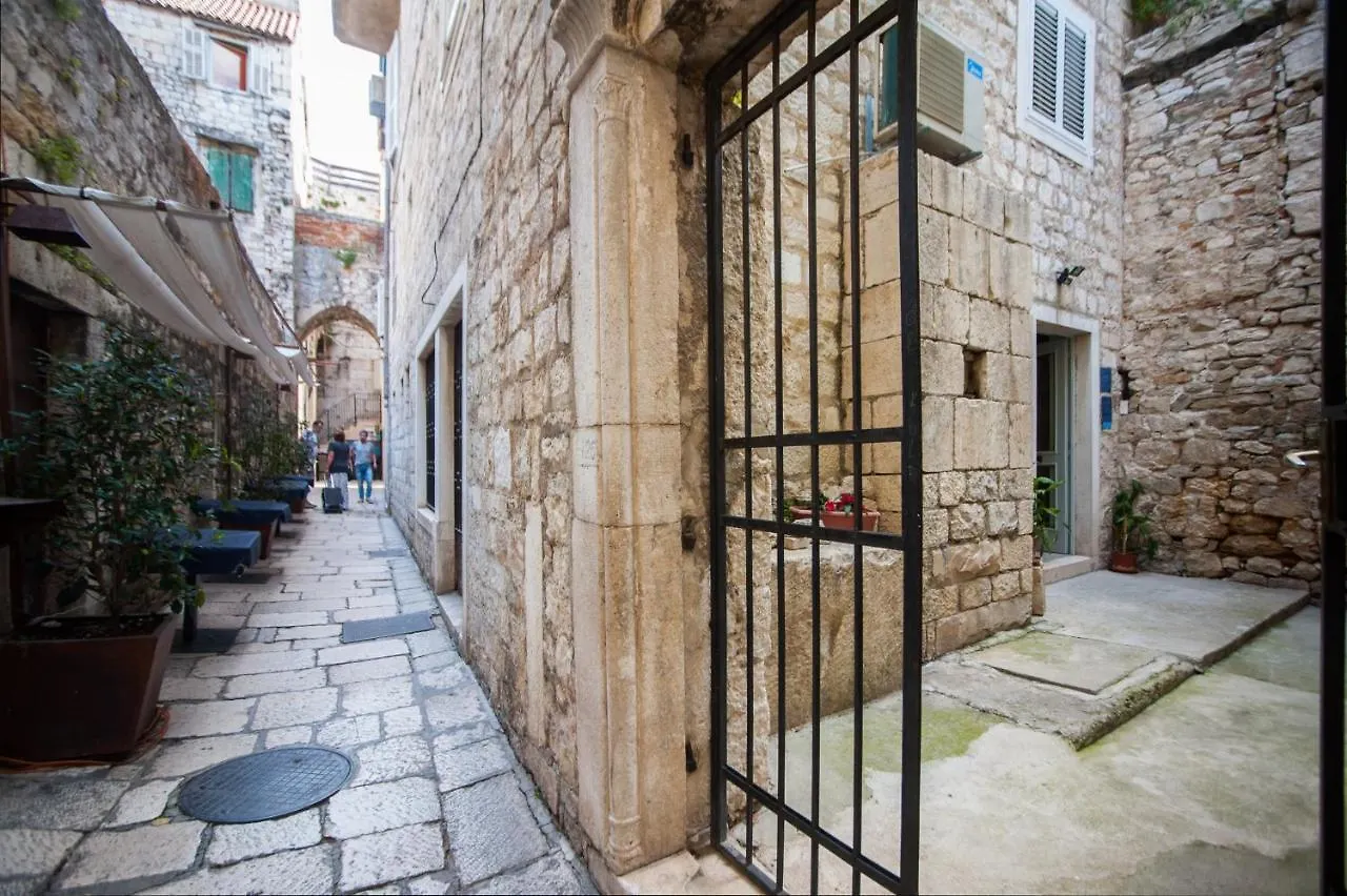 Apartment Dumaneo Art Split